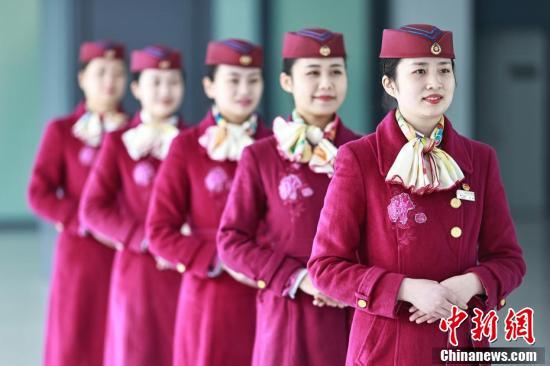 重慶高鐵乘務(wù)員開展專業(yè)禮儀服務(wù)培訓(xùn)，提升乘客出行體驗(yàn)